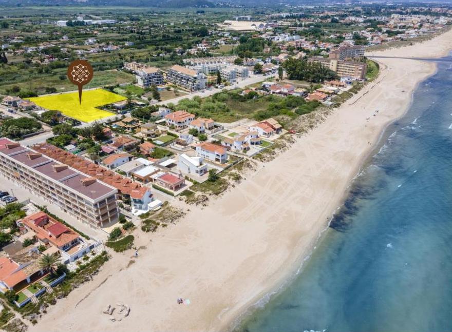 El solar está a tan solo 80 metros de la playa